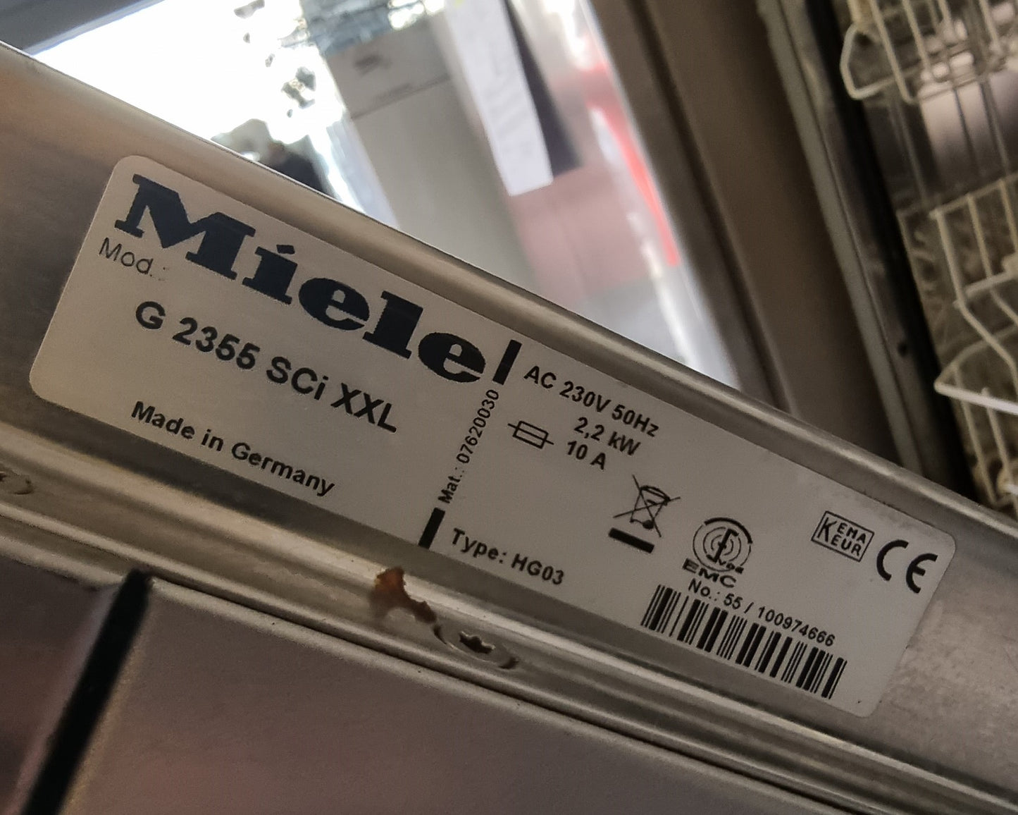 Innenansicht des geräumigen Miele Geschirrspülers mit einzigartiger Besteckschublade und Comfort-Korbgestaltung.