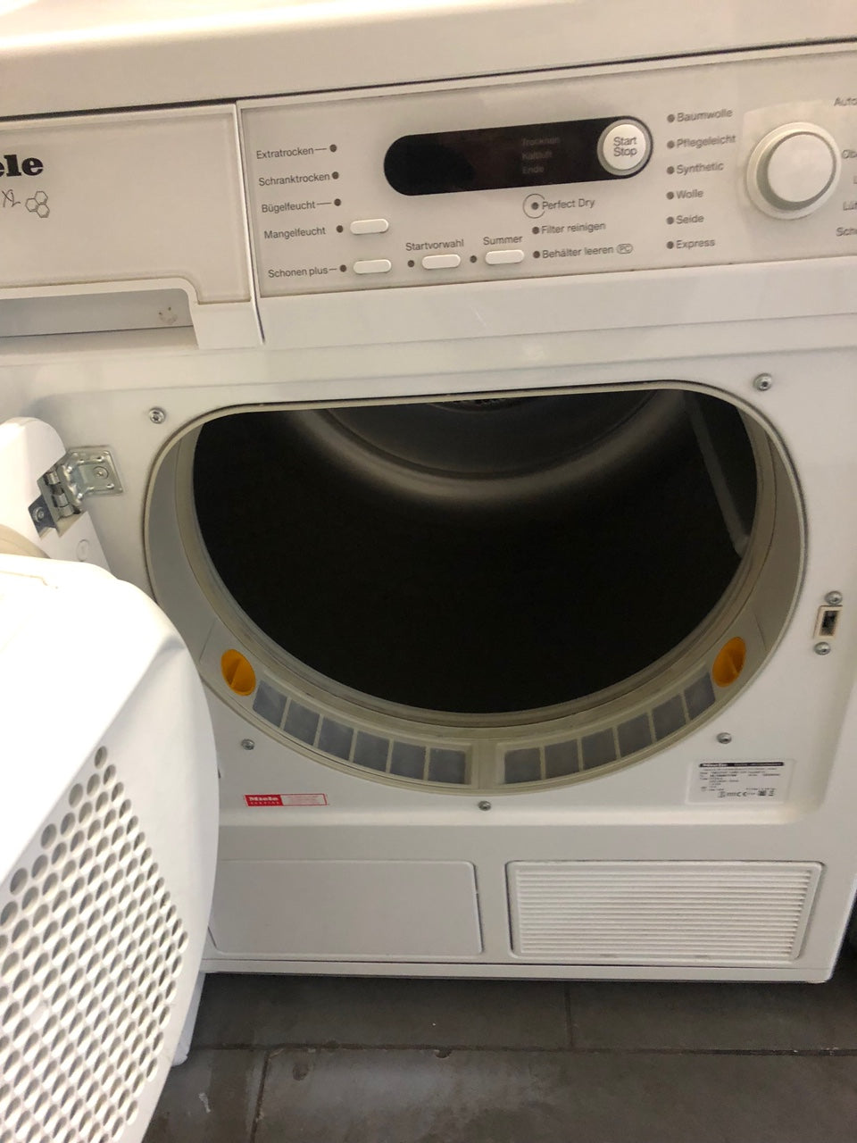 Intuitive Bedienelemente und Display des Miele Wärmepumpentrockners, verfügbar in Berlin.