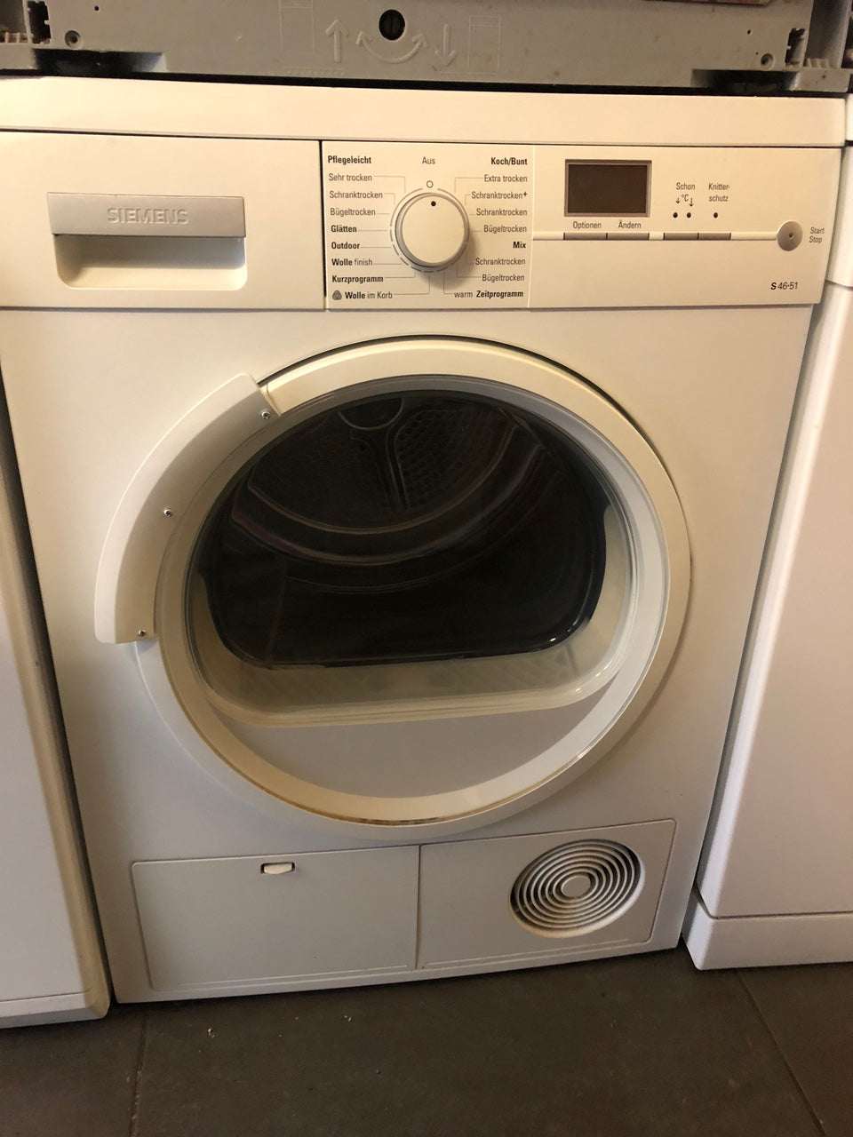 Kompaktes und benutzerfreundliches Design des Siemens S46-511 Trockners in Berlin.