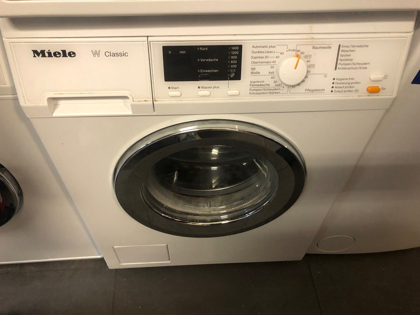 Energieeffizientes und elegantes Design der Miele Waschmaschine in Berlin.