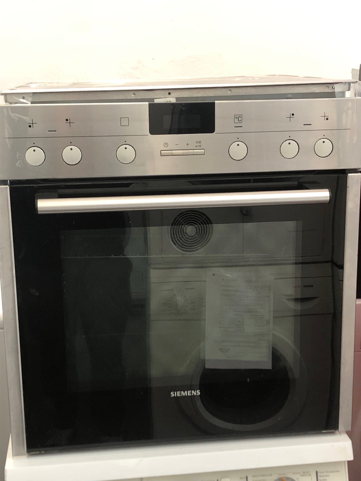 Techniker überprüft das Siemens Backofen & Ceranfeld Set während des Probelaufs.