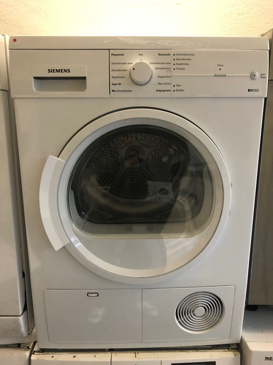 Siemens iQ300 Kondensationstrockner in Weiß, perfekt für Berliner Haushalte mit 7 kg Kapazität.