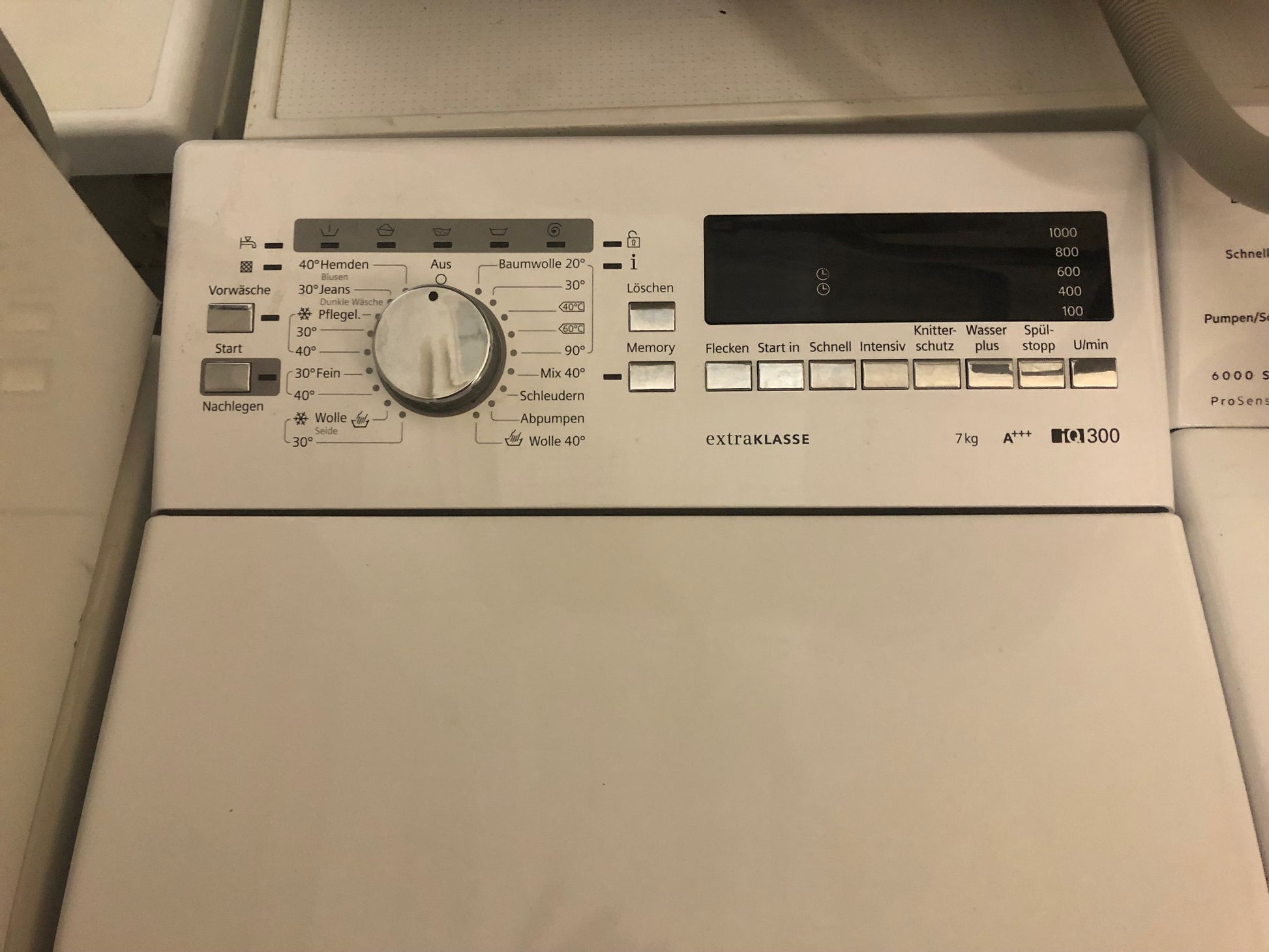 Siemens iQ300 Toplader Waschmaschine in Weiß, ideal für kompakte Berliner Haushalte.