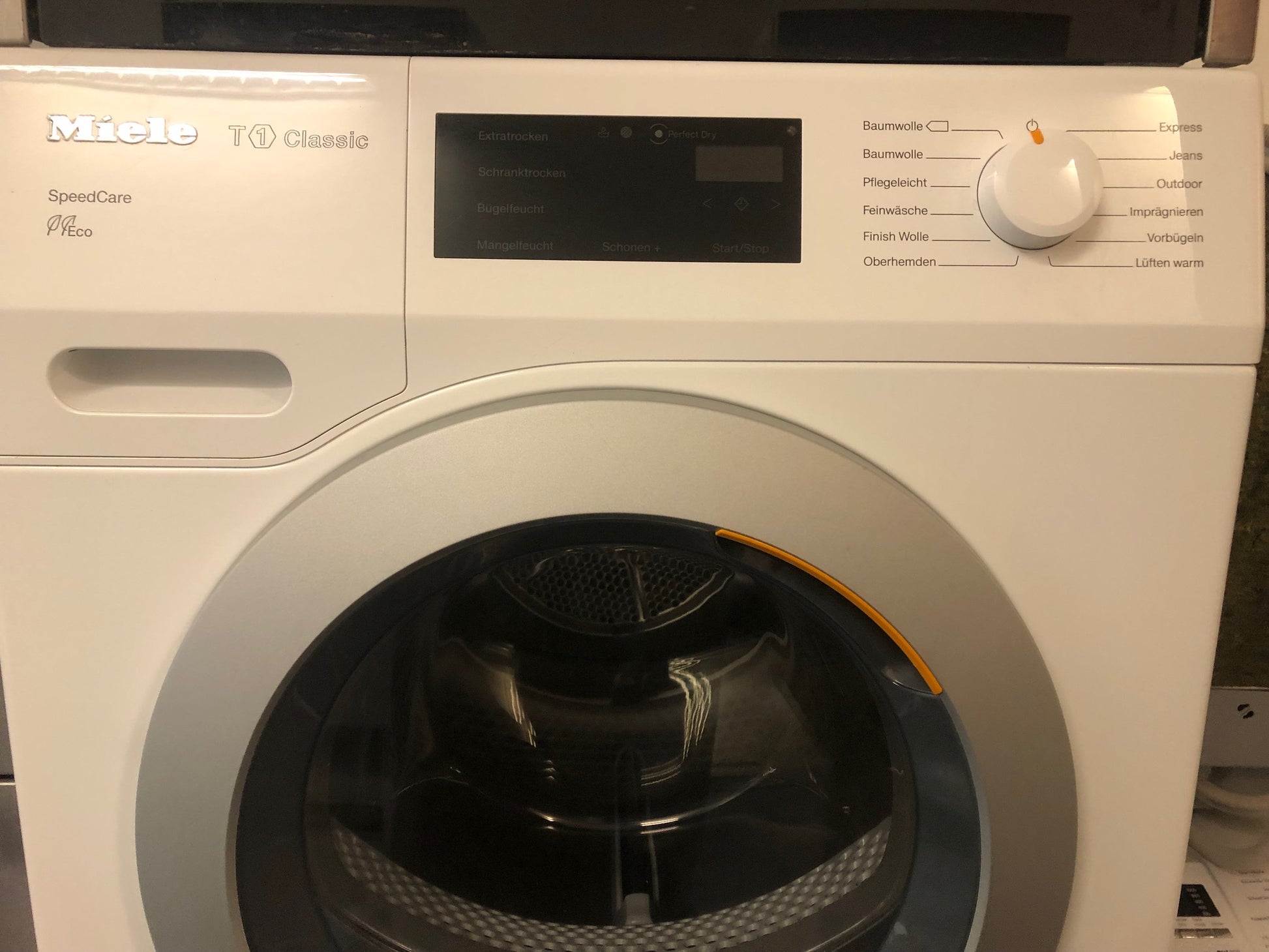 Energieeffizienter und leiser Betrieb des Miele TDC 130 WP Trockners, ideal für Berlin.