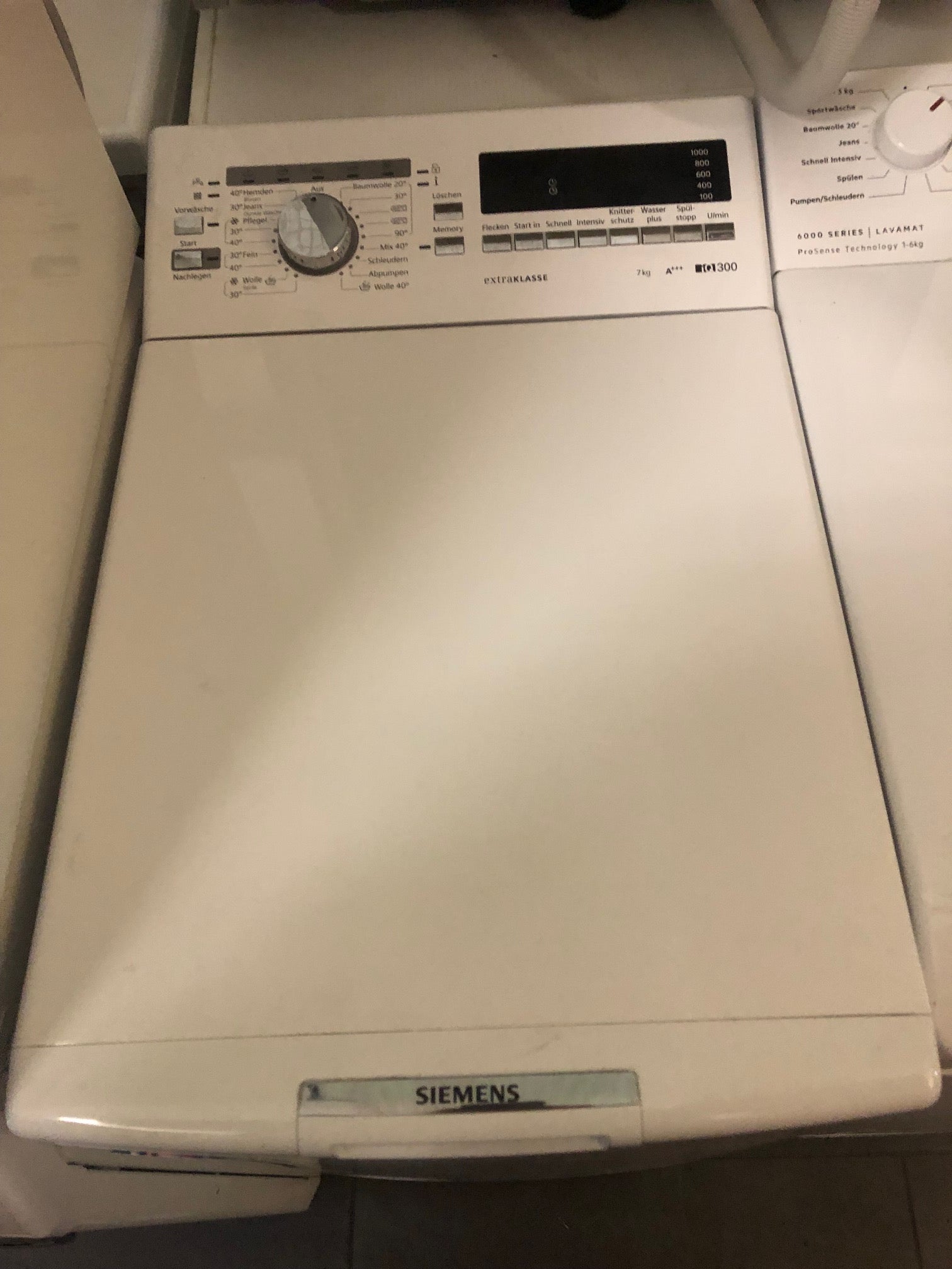 Effiziente und platzsparende Siemens Toplader Waschmaschine, verfügbar in Berlin.