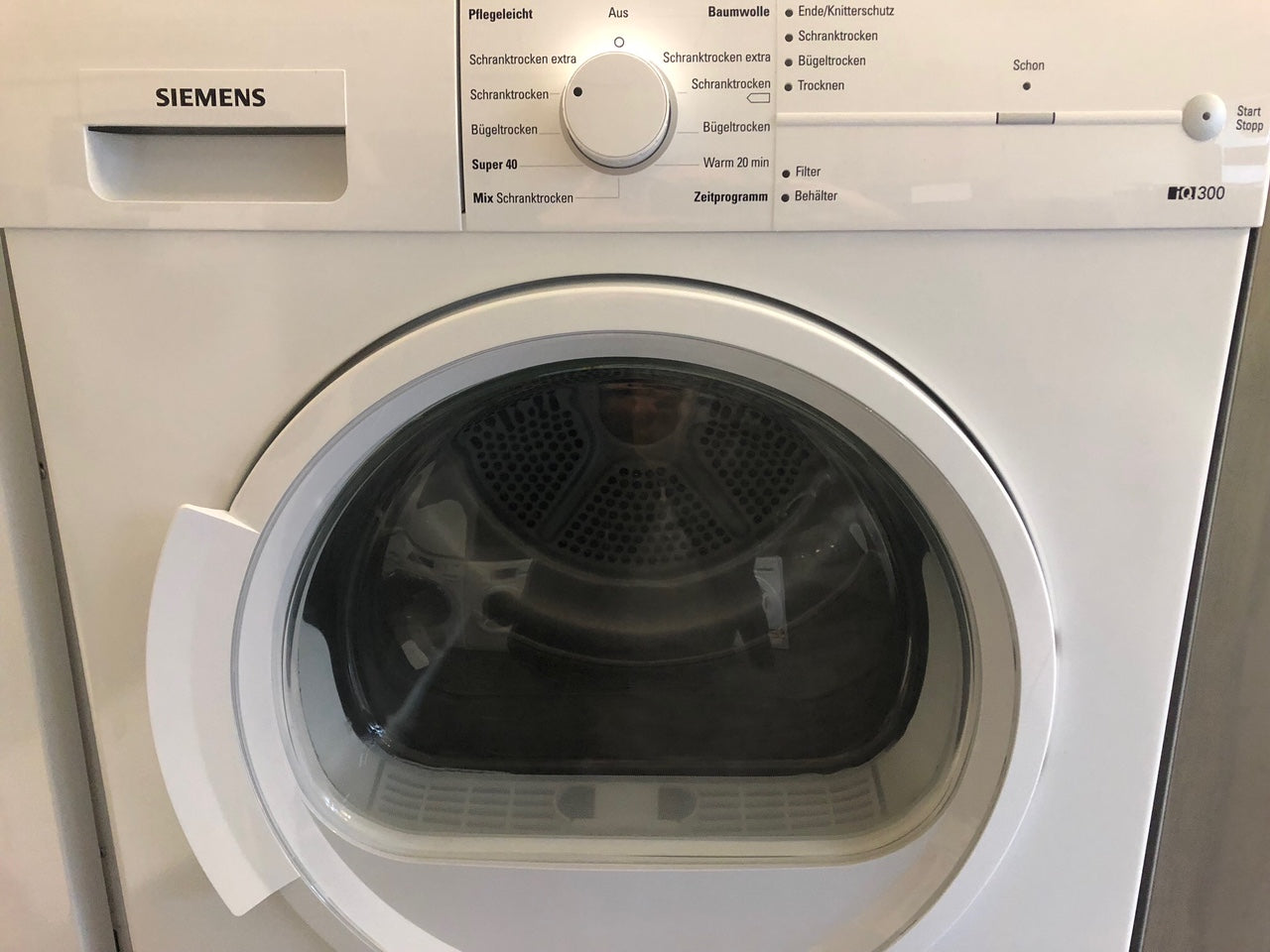 Benutzerfreundliche Touch-Bedienung des Siemens iQ300 Kondensationstrockners in Berlin.