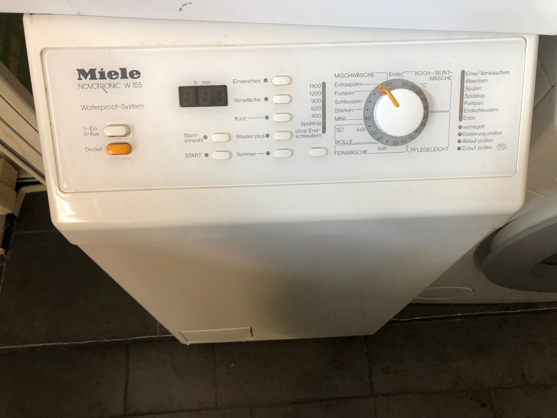 Miele Novotronic W 155 Toplader Waschmaschine, ideal für kleine Räume und effizientes Waschen.