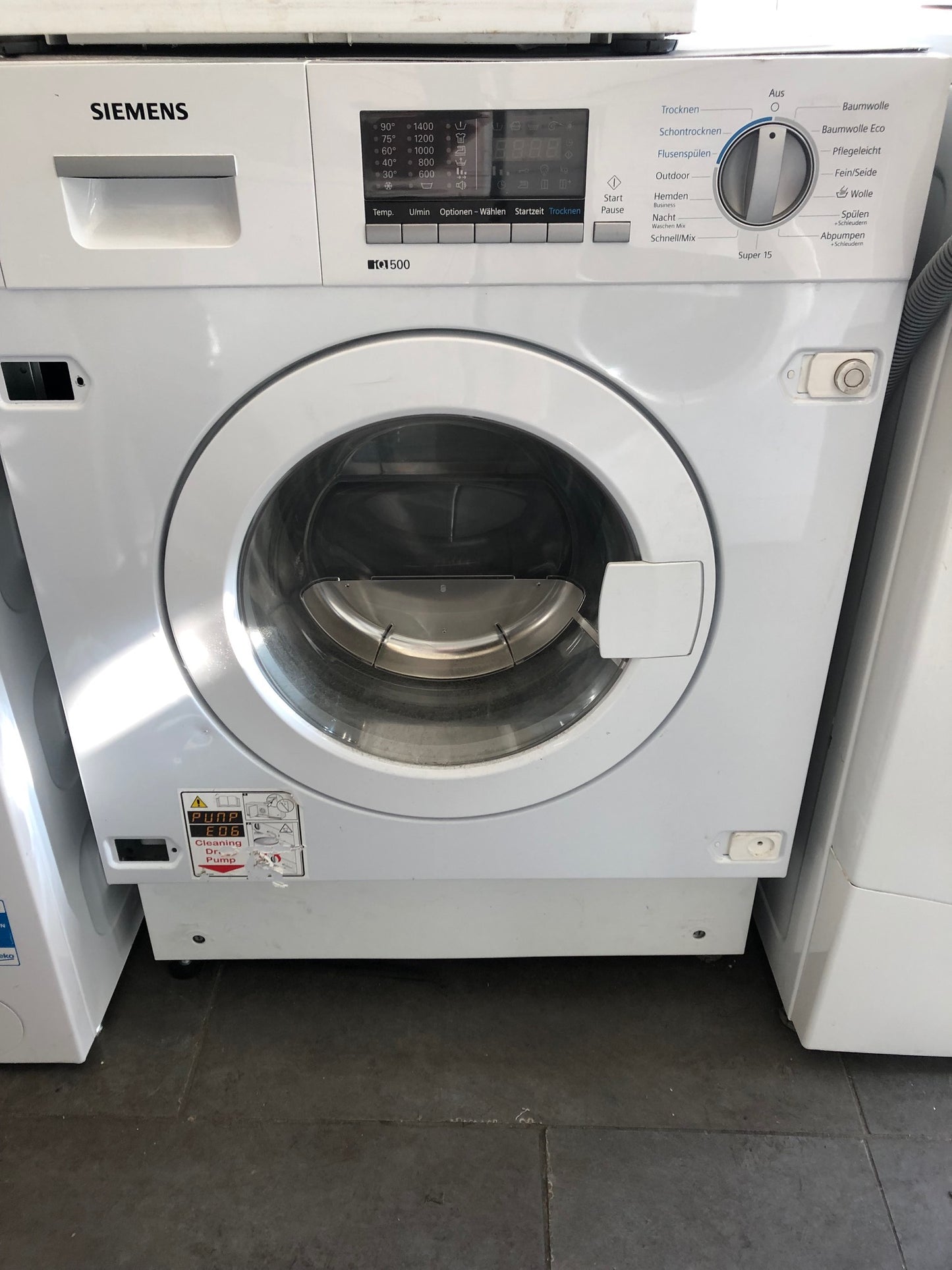 Innenansicht des Siemens iQ500 Waschtrockners mit geräumiger Trommel für effizientes Waschen und Trocknen.