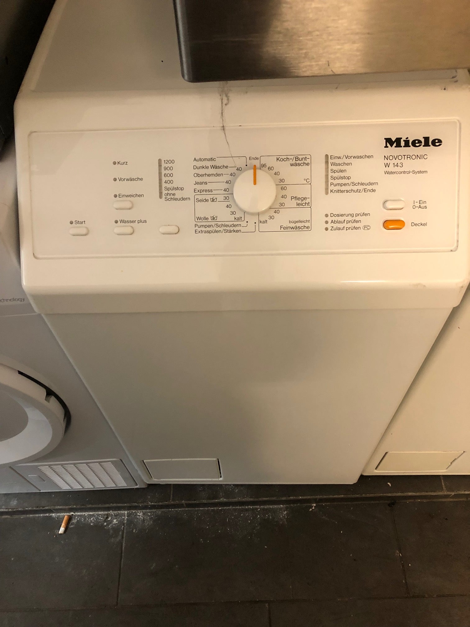 Miele Toplader Waschmaschine W143 in elegantem Weiß, ideal für moderne Haushalte.