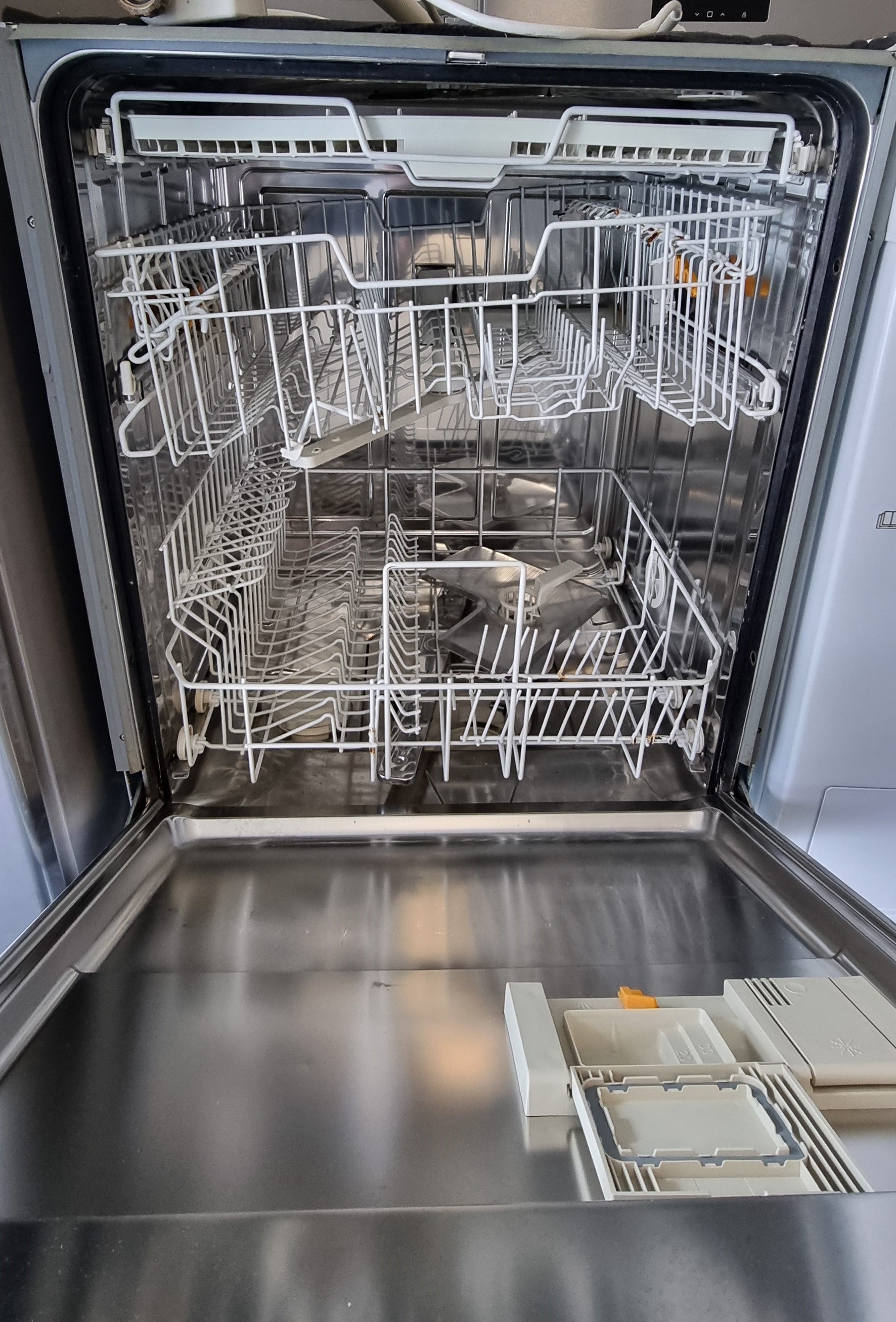 Detailansicht der benutzerfreundlichen Bedienelemente des Miele G 2355 SCi XXL Geschirrspülers