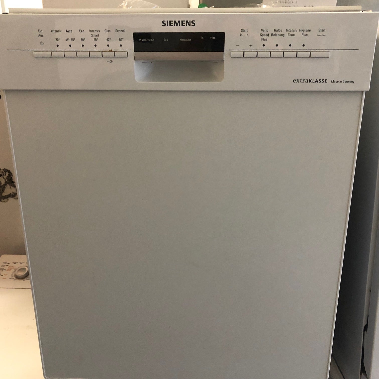 Siemens SD6P1S Geschirrspüler in Berliner Küche – extraklasse Serie mit Spartechnik 24 für Effizienz.