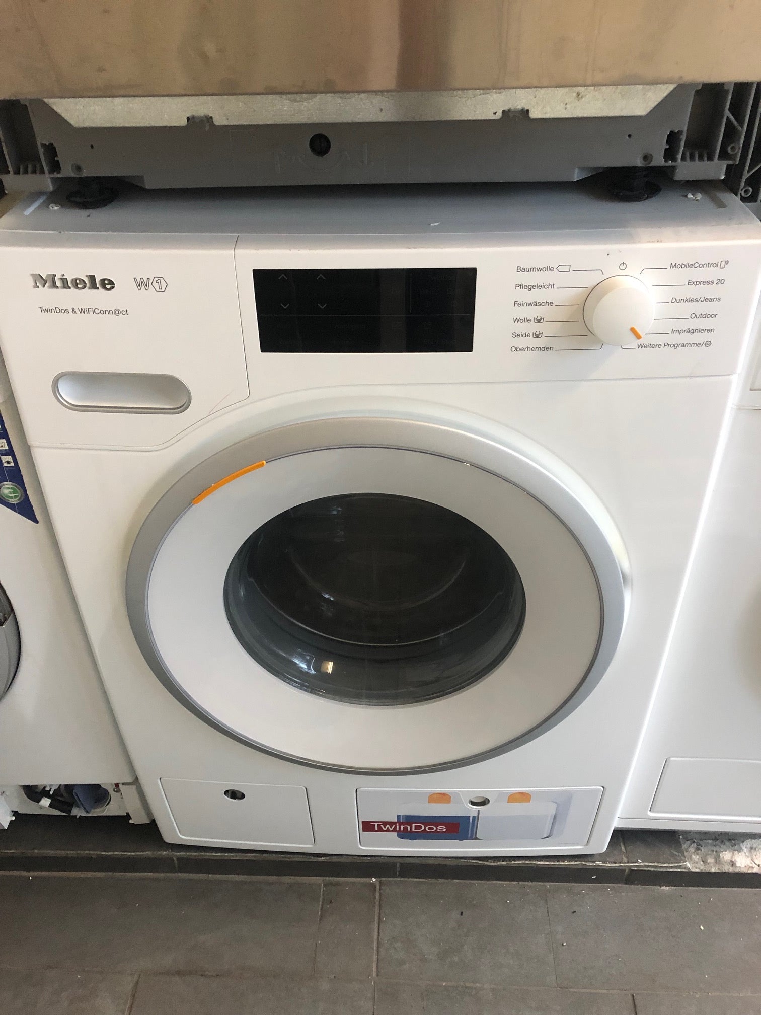 Modernes Design und fortschrittliche Funktionen des Miele Frontladers in Berlin.