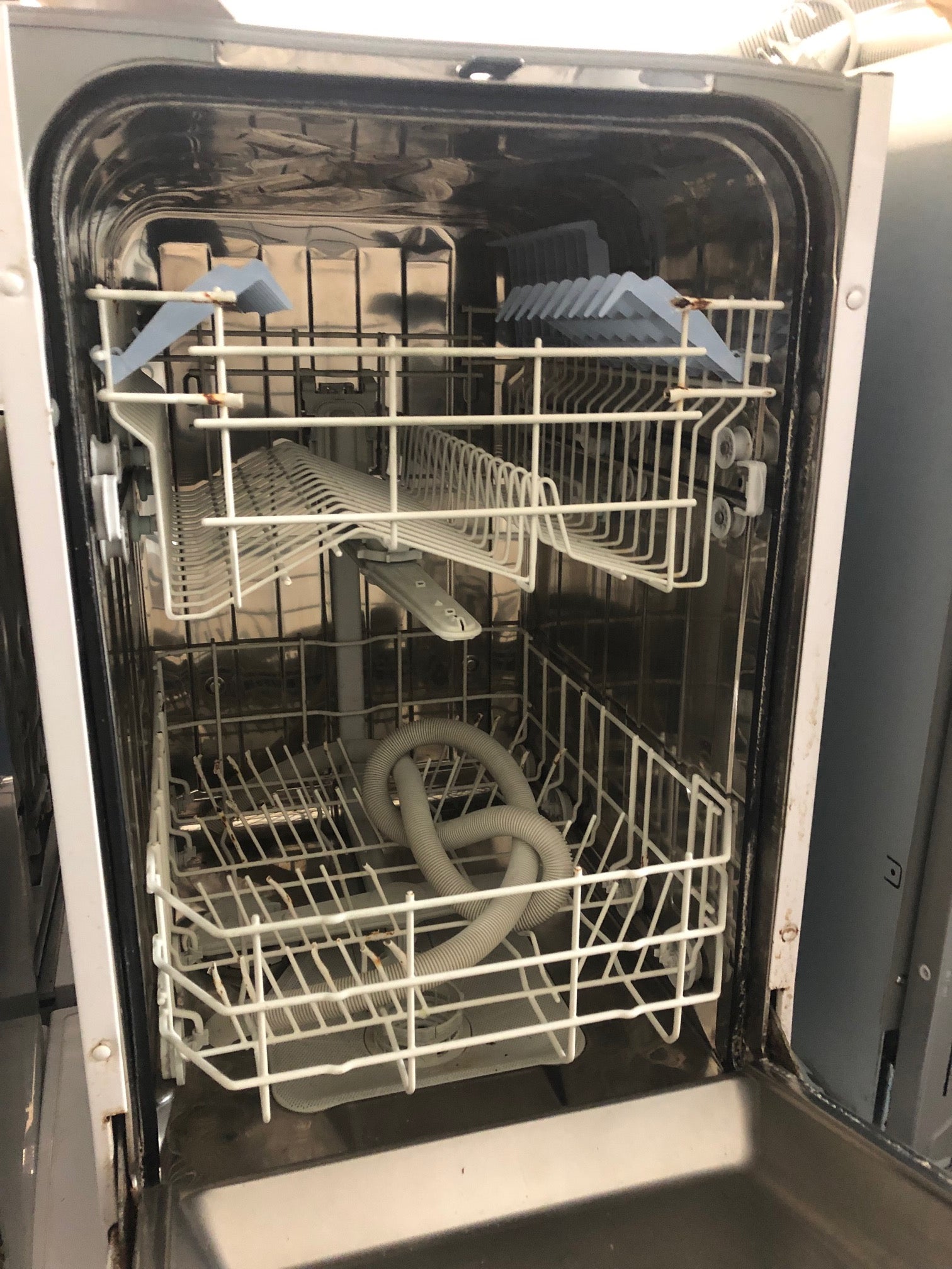 Beko DFS 1300 Geschirrspüler in Weiß, ideal für kompakte Berliner Küchen mit 45 cm Breite.