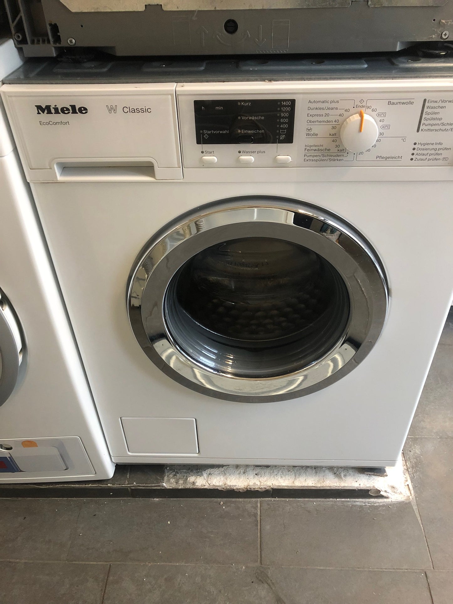 Benutzerfreundlicher Drehknopf und kompaktes Design der Miele Waschmaschine in Berlin.