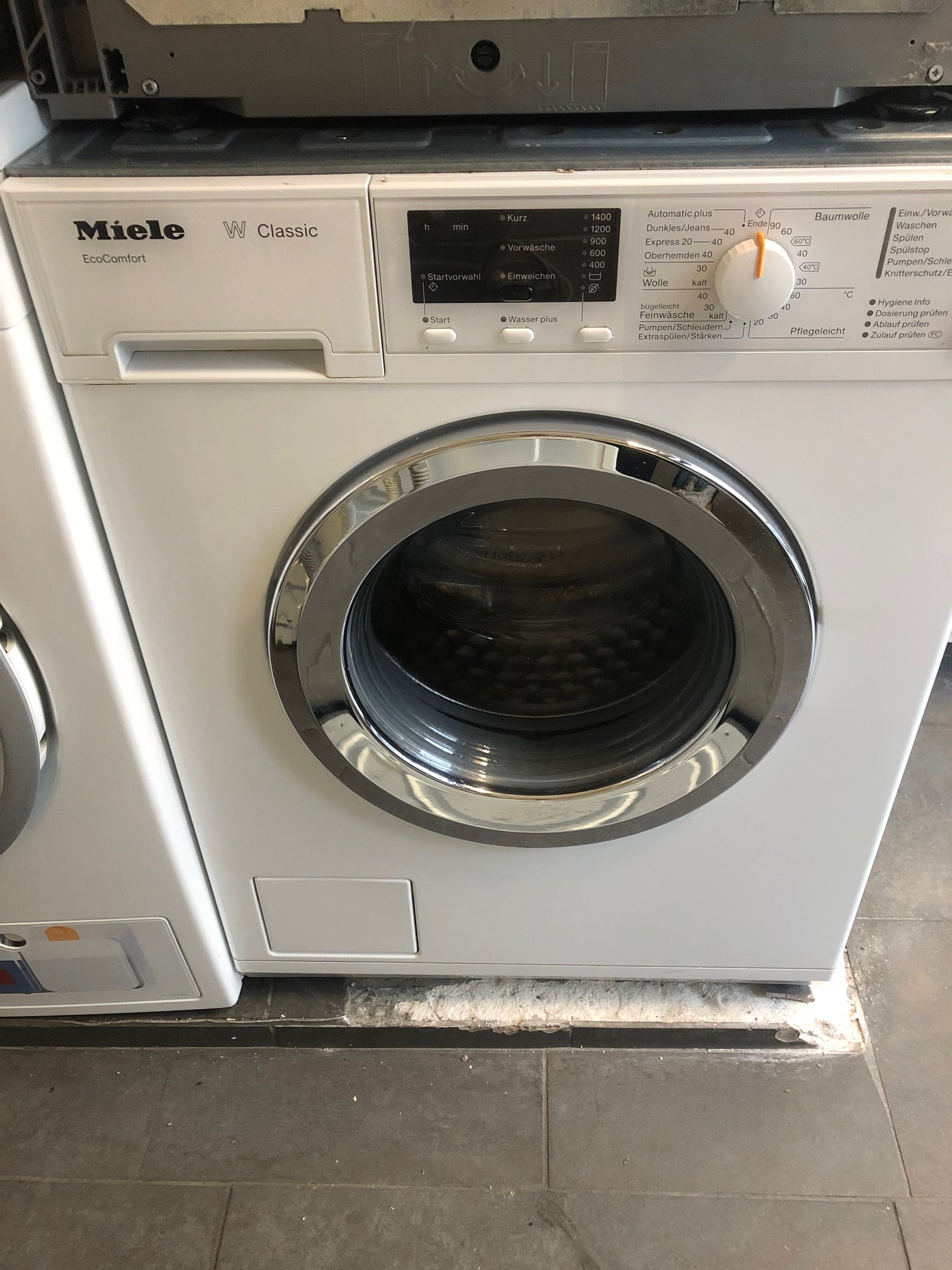 Benutzerfreundlicher Drehknopf und kompaktes Design der Miele Waschmaschine in Berlin.