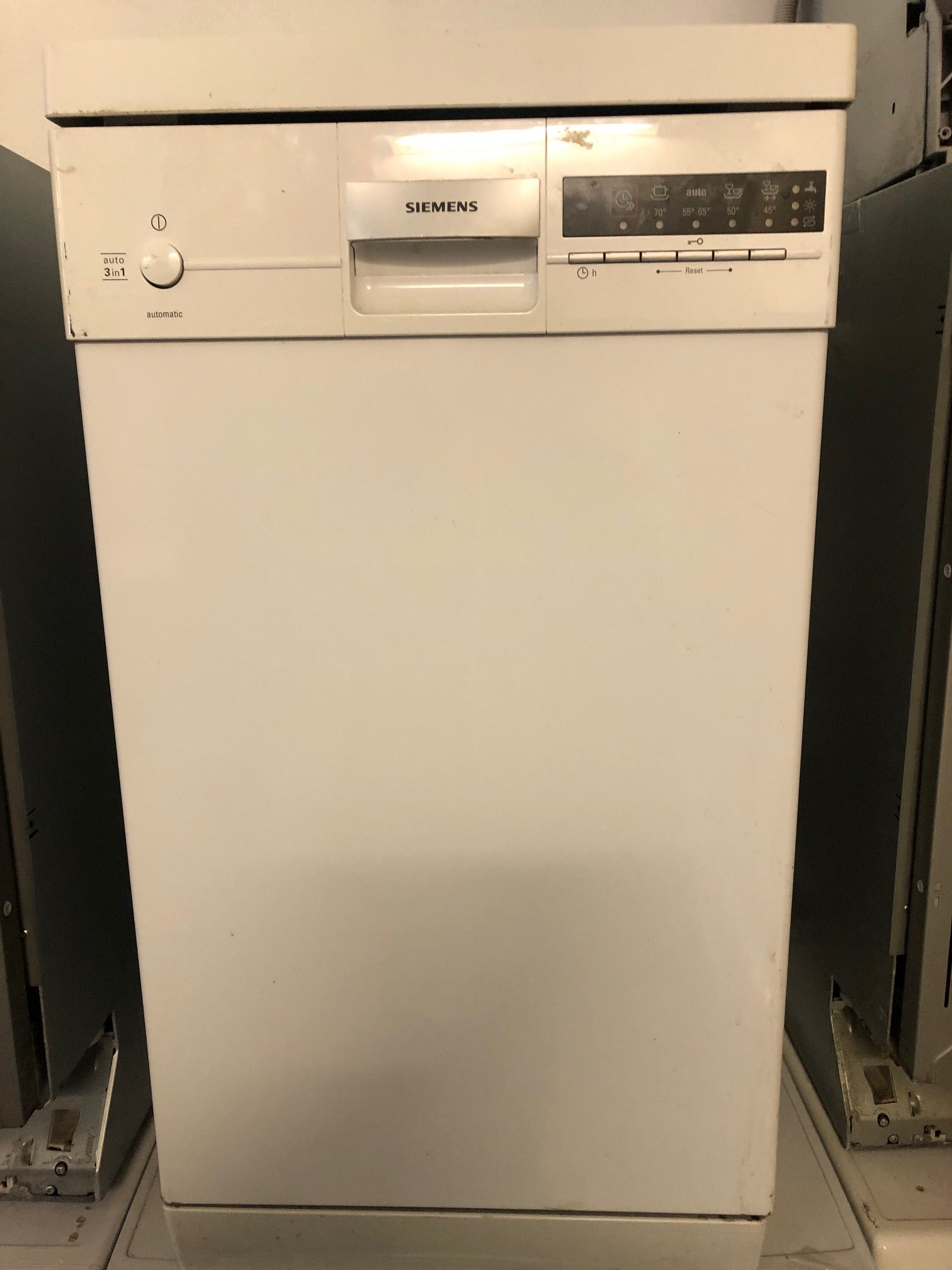 Siemens SF24T258EU freistehender Geschirrspüler in elegantem Weiß, ideal für moderne Küchen.