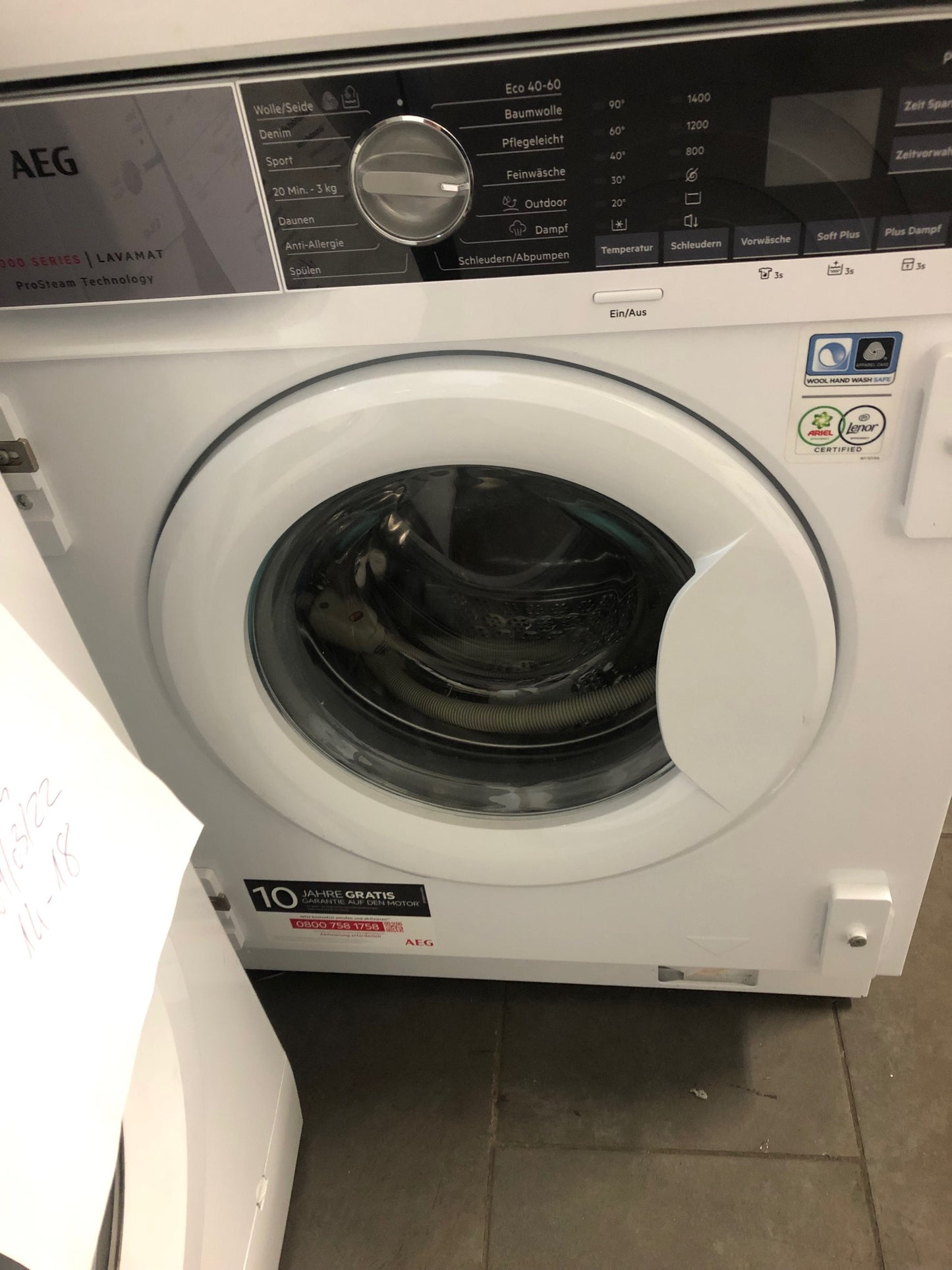 Die AEG Lavamat Einbau-Waschmaschine in modernem Design, perfekt für jede Küche.