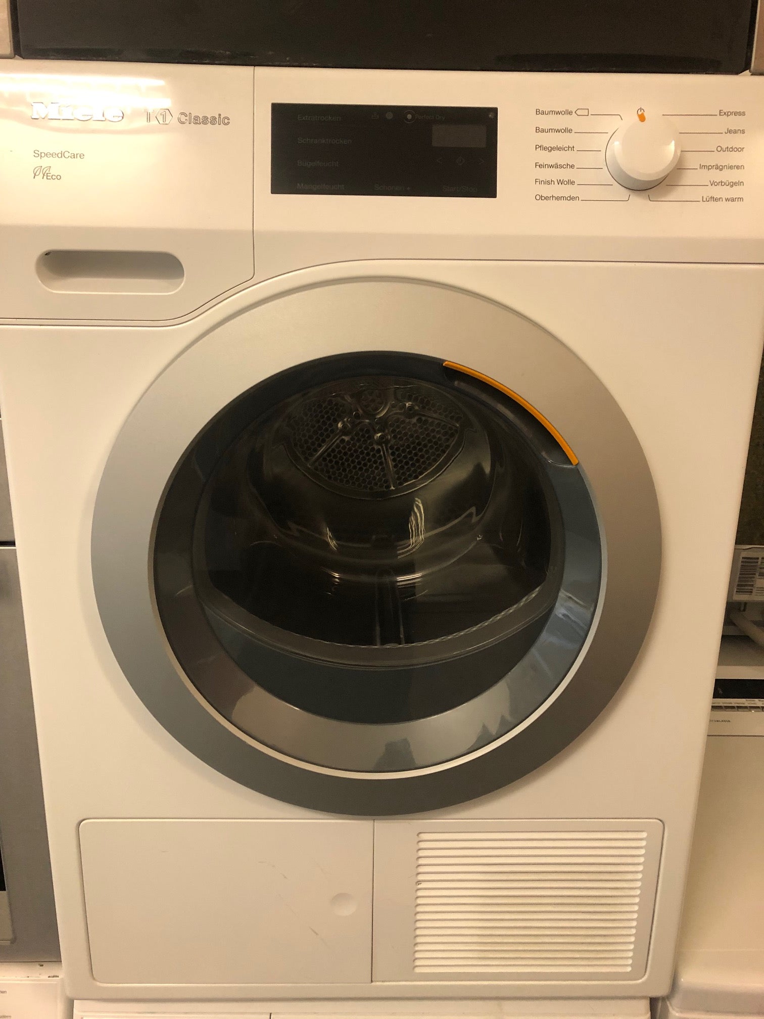 Miele Wärmepumpentrockner TDC 130 WP SpeedCare in Weiß, perfekt für effizientes Trocknen in Berliner Haushalten.