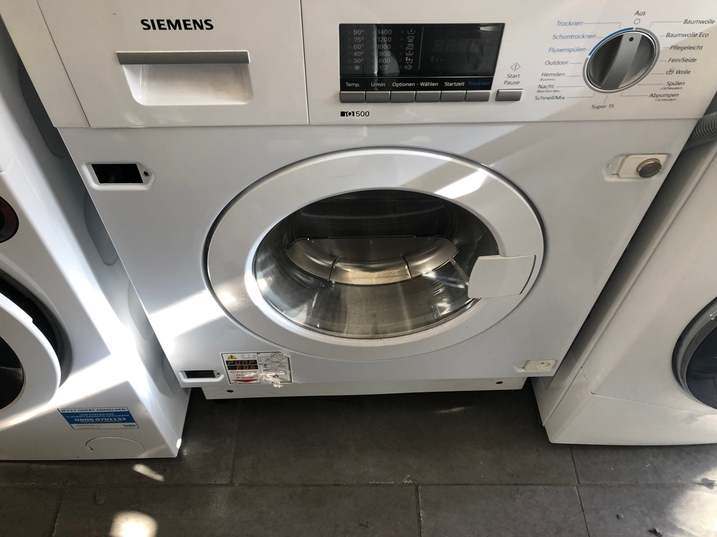 Nahaufnahme des benutzerfreundlichen Displays und der Bedienelemente des Siemens iQ500 Waschtrockners.