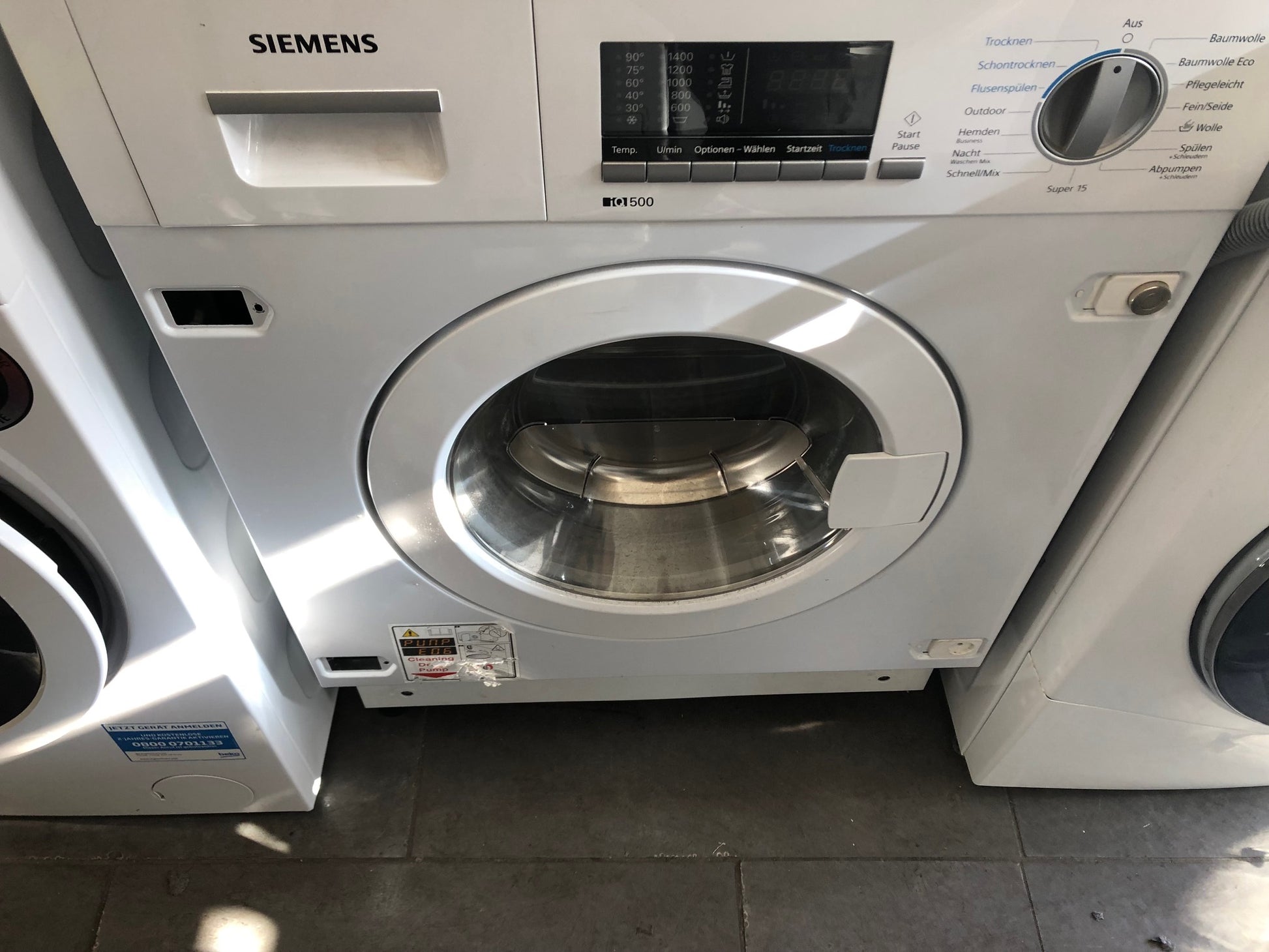 Nahaufnahme des benutzerfreundlichen Displays und der Bedienelemente des Siemens iQ500 Waschtrockners.