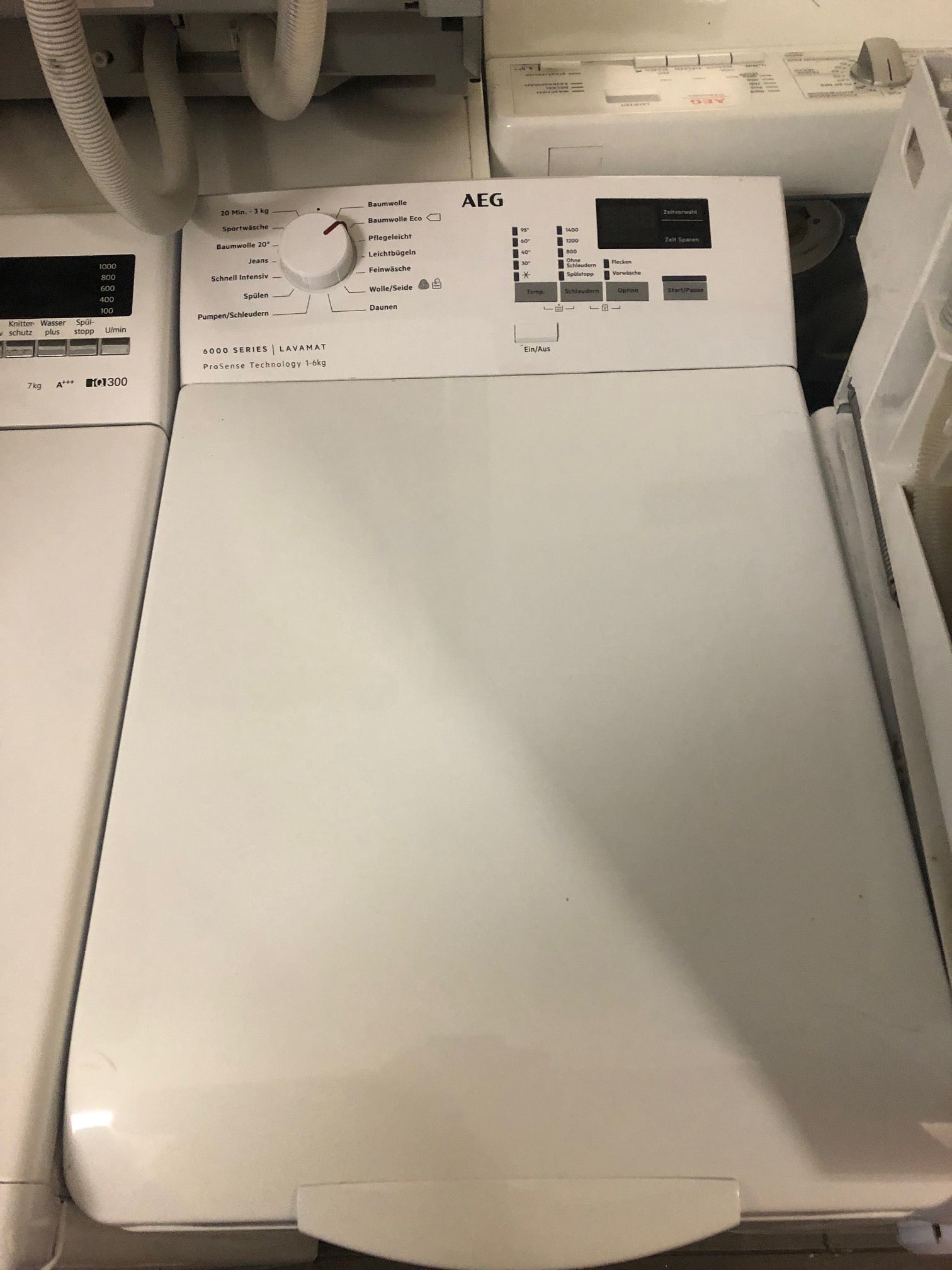 Moderne ProSense® Technologie der AEG Waschmaschine für effizientes Waschen in Berlin.