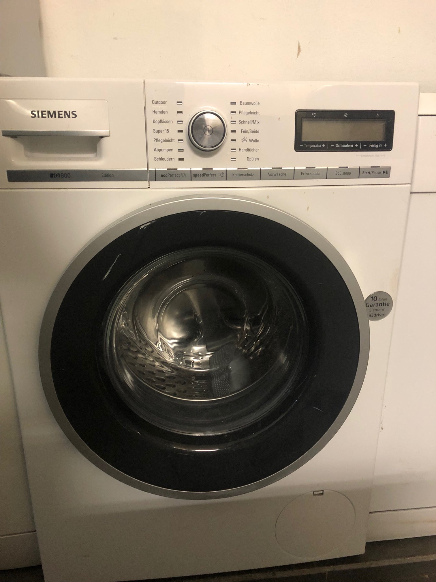 Hocheffiziente und benutzerfreundliche Siemens iQ800 Waschmaschine in Berlin.