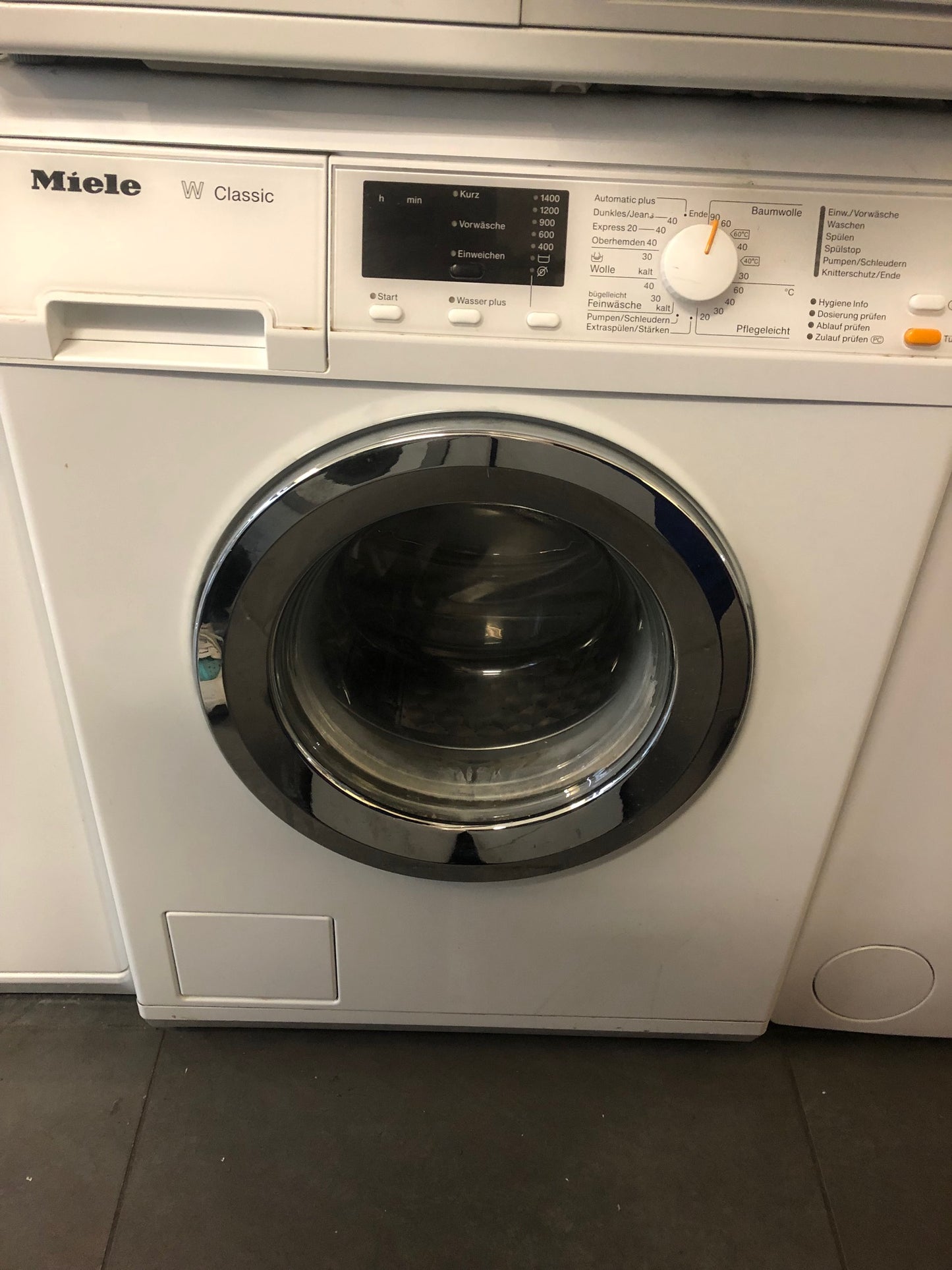 Miele WDA210WPM Eco Comfort Waschmaschine in Lotosweiß, ideal für umweltbewusste Berliner Haushalte.