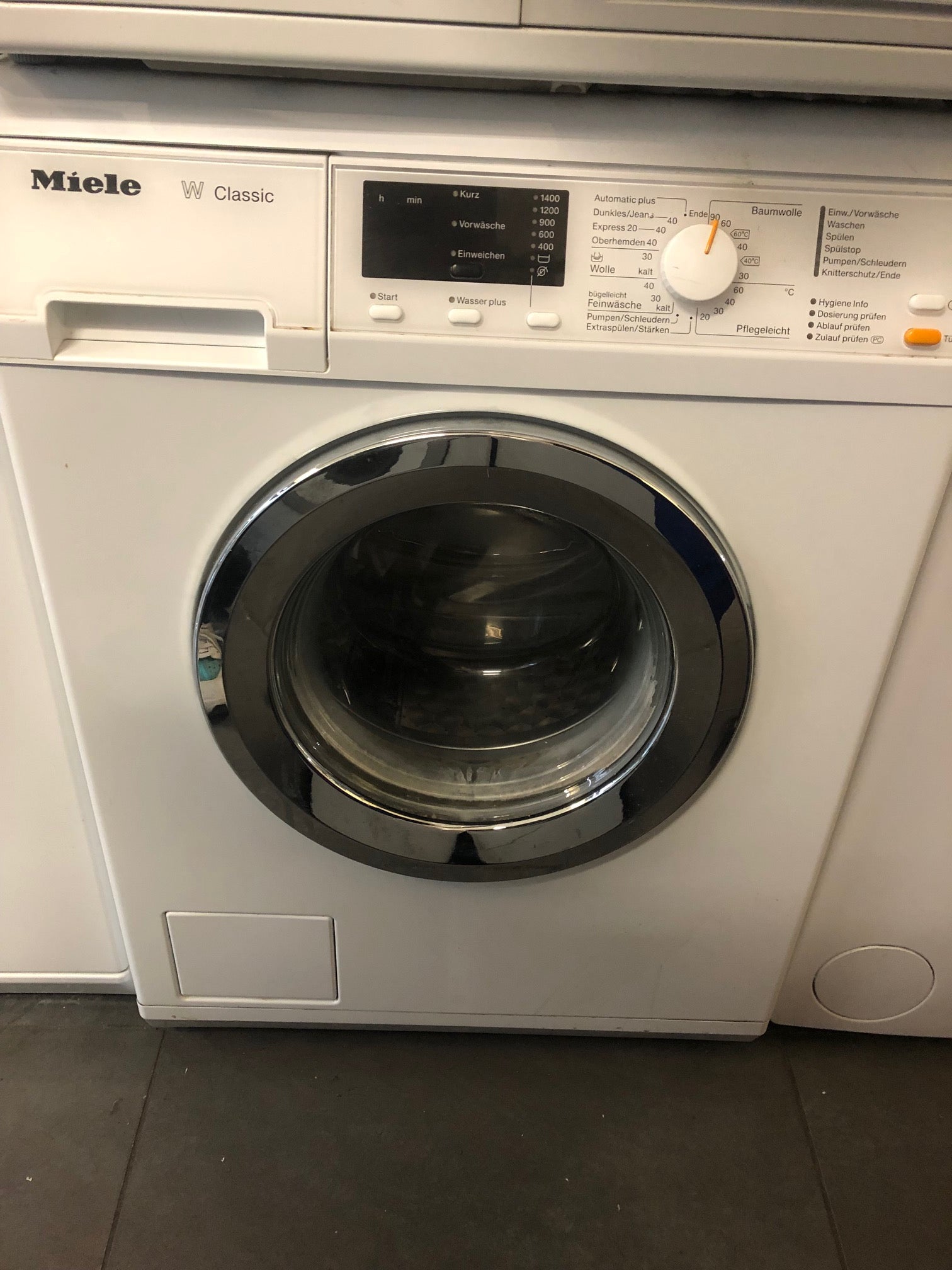 Miele WDA210WPM Eco Comfort Waschmaschine in Lotosweiß, ideal für umweltbewusste Berliner Haushalte.