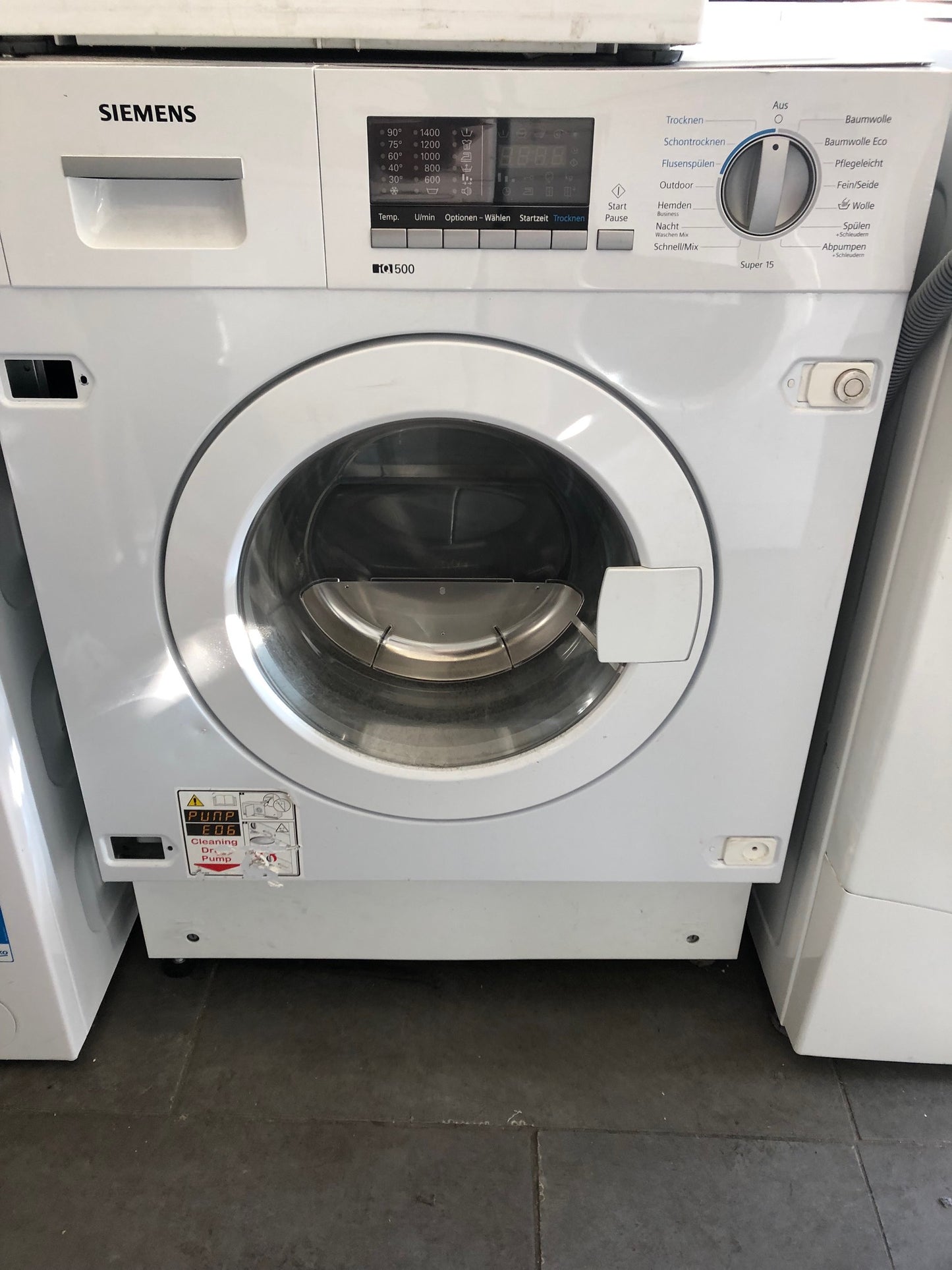 Siemens iQ500 Einbau-Waschtrockner in elegantem Weiß, perfekt für moderne Einbauküchen.