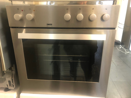 Intuitive Bedienelemente und elegantes Display des ZANUSSI Backofens in Berlin.