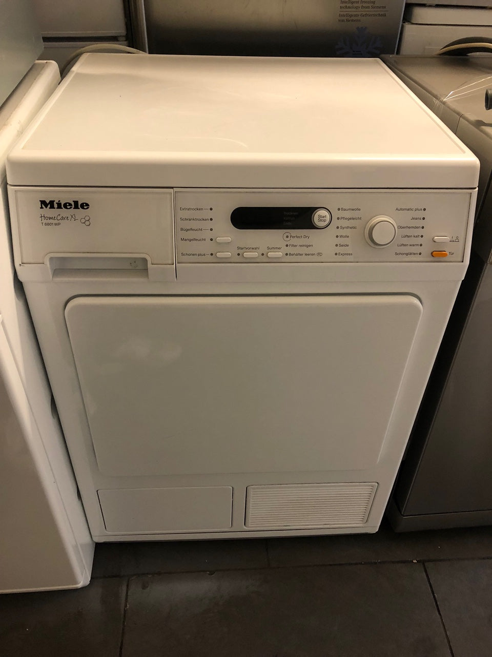 Miele T 8801 WP A+++ Wärmepumpentrockner in Weiß, perfekt für effiziente Trocknung in Berliner Haushalten.