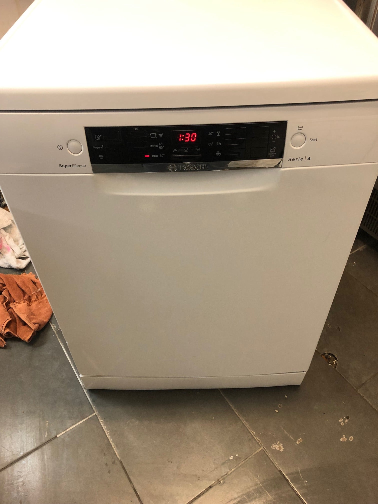 Bosch SuperSilence Serie 4 Geschirrspüler in Weiß, perfekt für ruhige Berliner Küchen.
