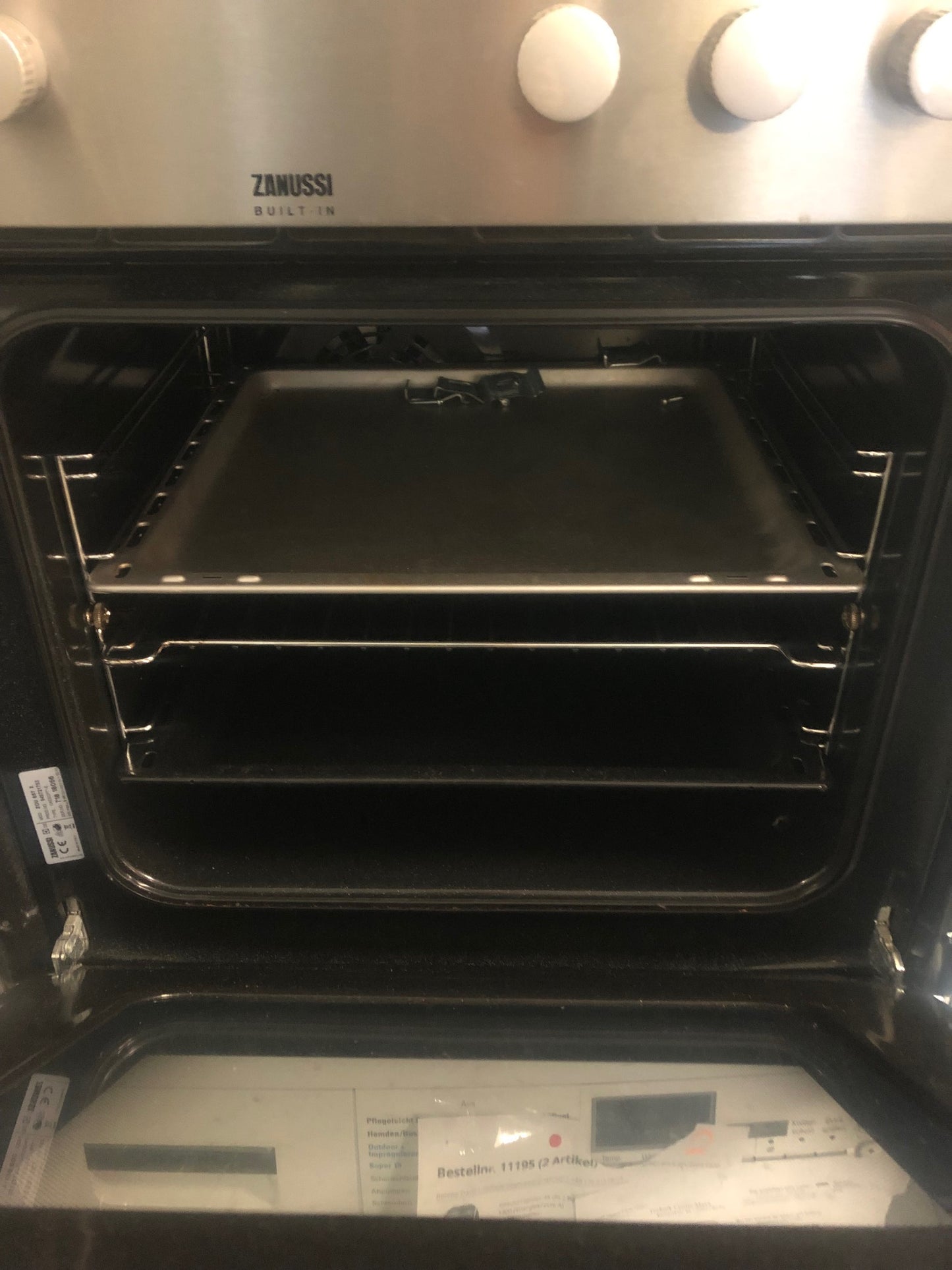 ZANUSSI Einbau-Elektro-Backofen in modernem Edelstahldesign, ideal für Berliner Küchen.